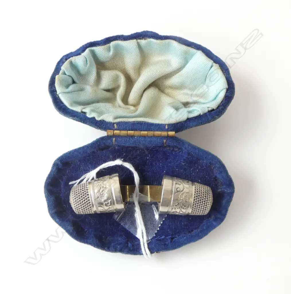 Edwardian blue velvet SHELL SHAPED thimble BOX with pair of s/plate THIMBLES Image 1++