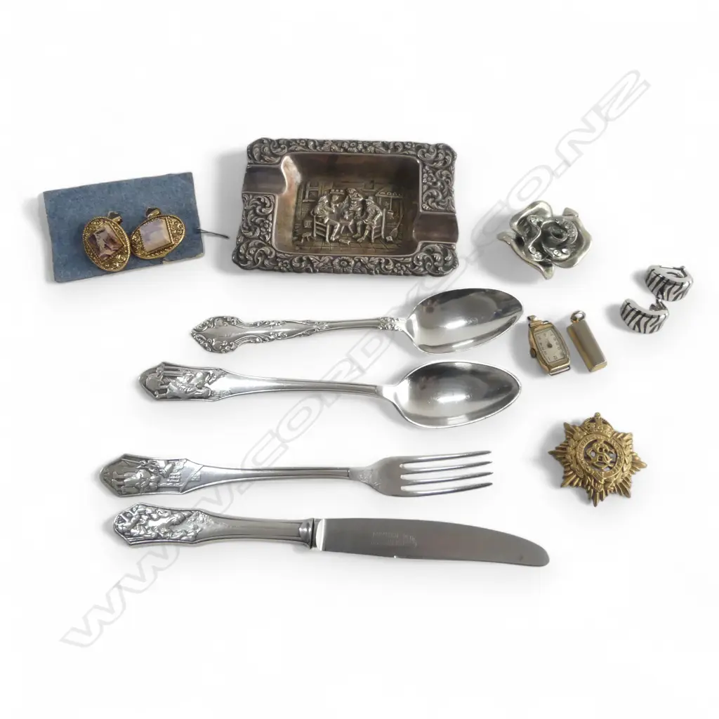 ASST MAINLY SILVER PLATE VINTAGE ITEMS: CUTLERY ETC + badge - some maybe silver  Image 1++