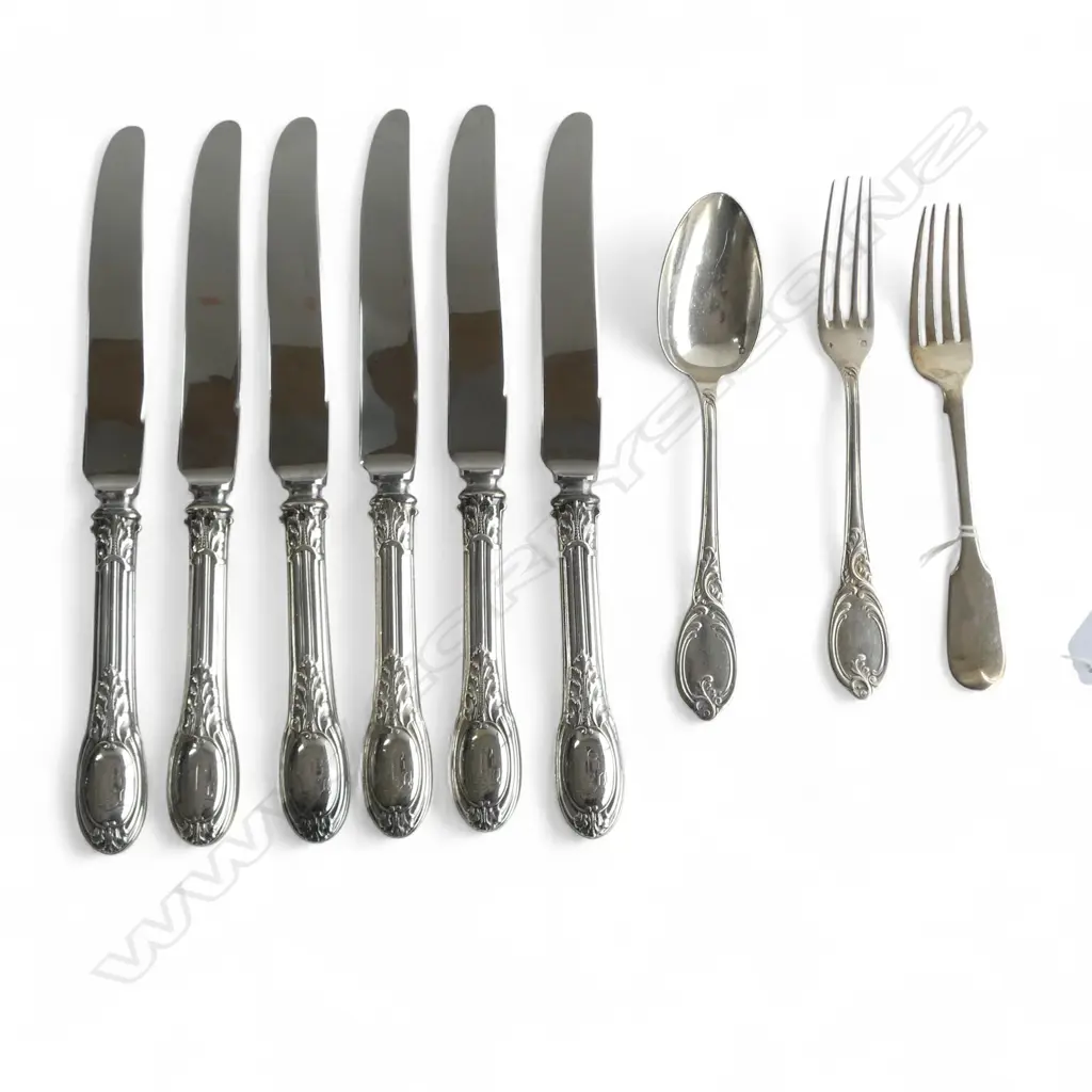 9 PCES SILVER CUTLERY; 6 KNIVES w. 950 MINERVA MARK,FORK & SPOON SET, VICT. HALLMARKED FORK 166gms Image 1++