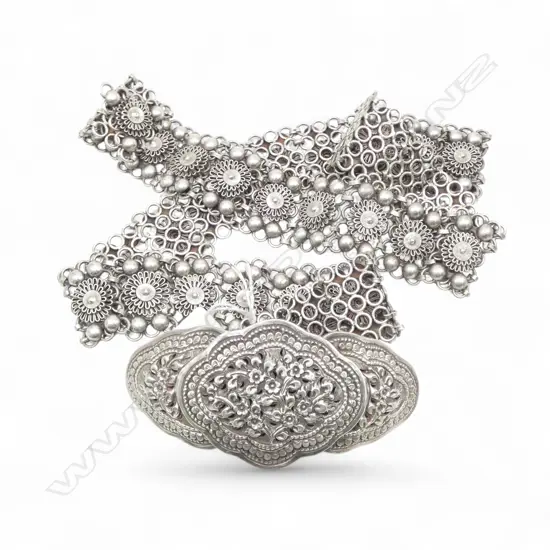 Vintage Eastern silver belt and buckle. 3 part sprung clasp. Circle links w radiating discs & domes. 373gms