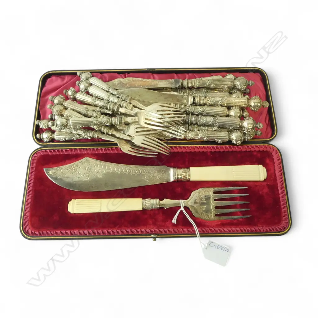 EP FISH SET; 10 FORKS, 11 KNIVES, PR SERVERS (CASED) Image 1++