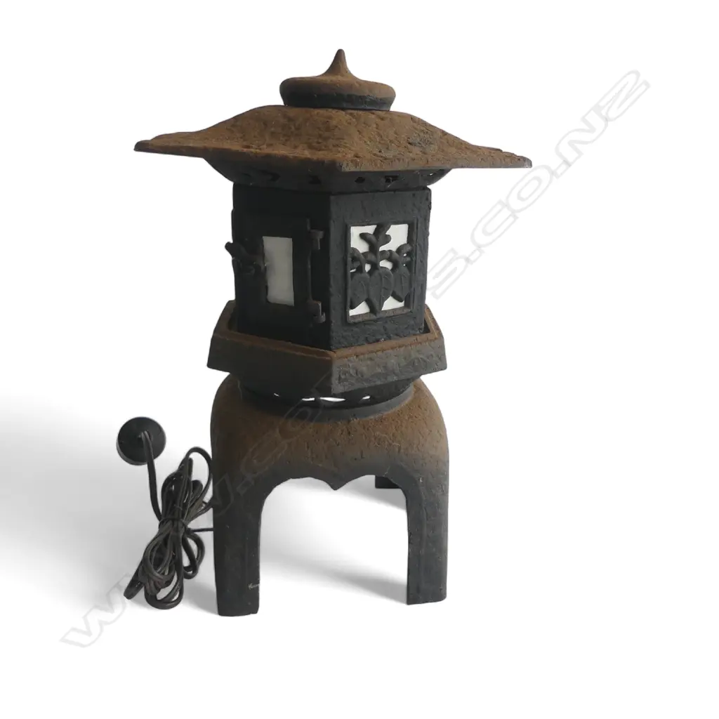 CAST IRON PAGODA LAMP H.370mm Image 1++