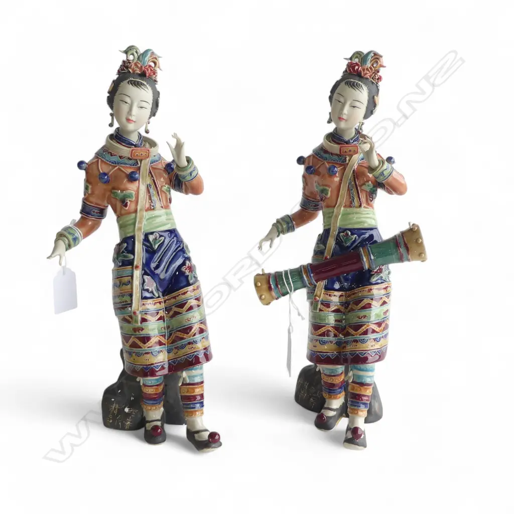 A PAIR OF CHINESE SHIWAN FEMALE FIGURINES ONE HOLDING A DRUM (BOTH MISSING FINGERS) 305mm (H) BOXED Image 1++