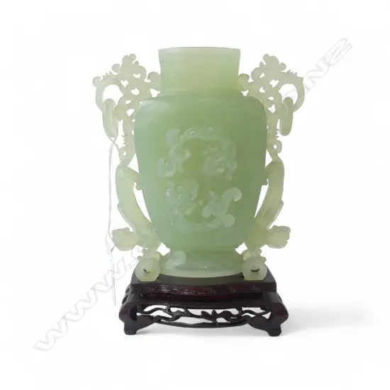ORIENTAL CHRYSOPRASE VASE ON STAND H.165mm