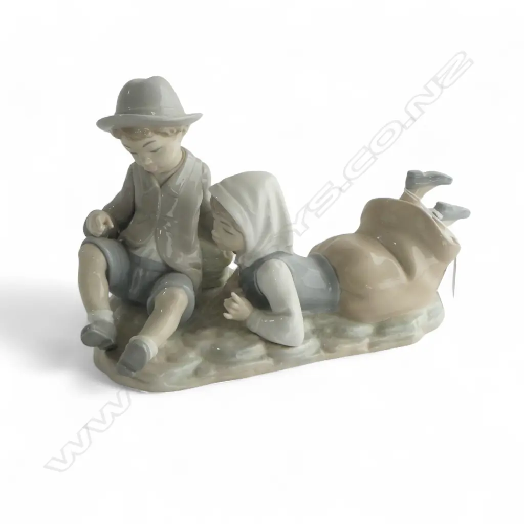 LLADRO FIGURE GROUP GIRL, BOY & DOG W.250mm Image 1++