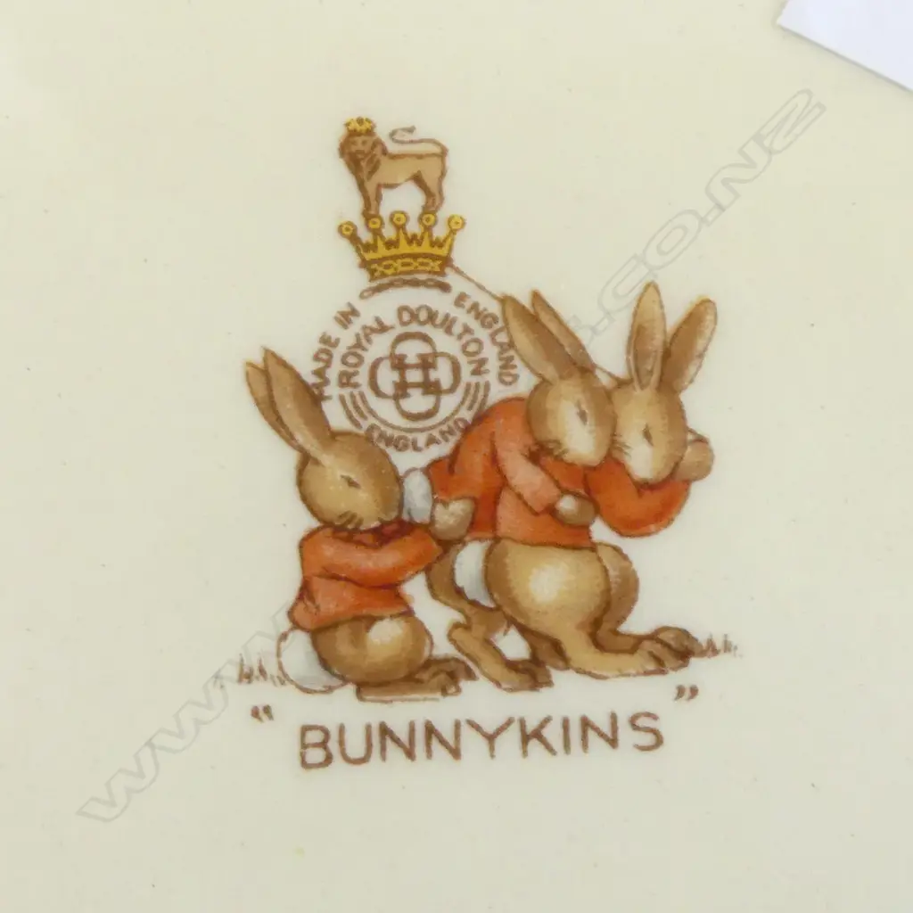 7 PCES ROYAL DOULTON BUNNYKINS + BOOK  Image 1++