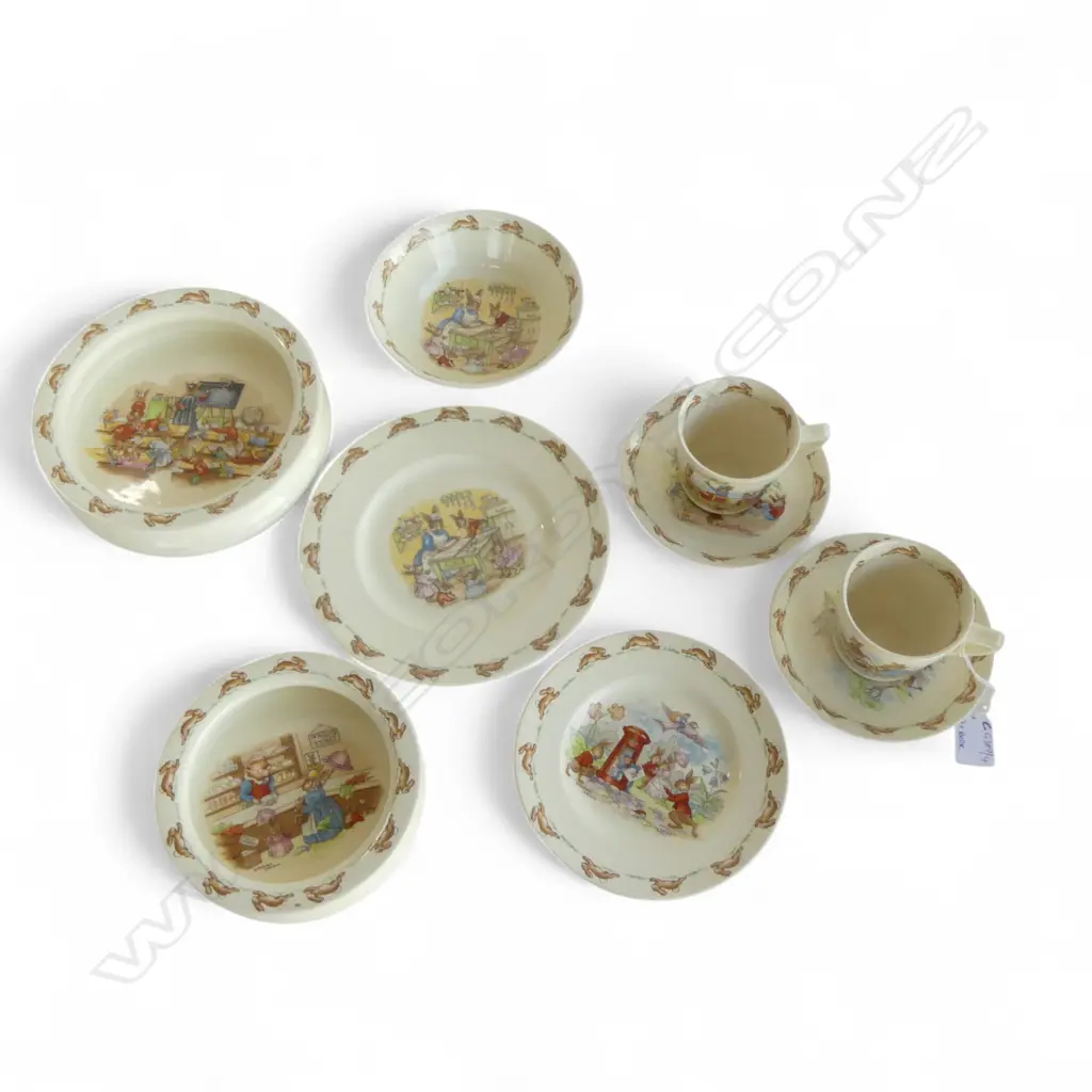 7 PCES ROYAL DOULTON BUNNYKINS + BOOK  Image 1++