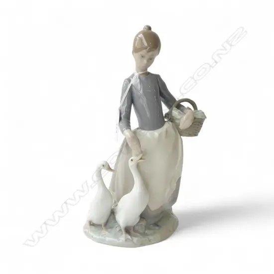 LLADRO GIRL w. 2 GEESE H.250mm