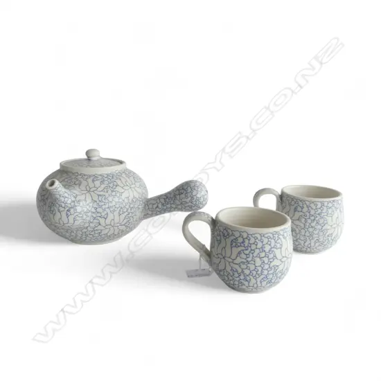 KEUM SUN LEE PORCELAIN TEAPOT & PR MUGS