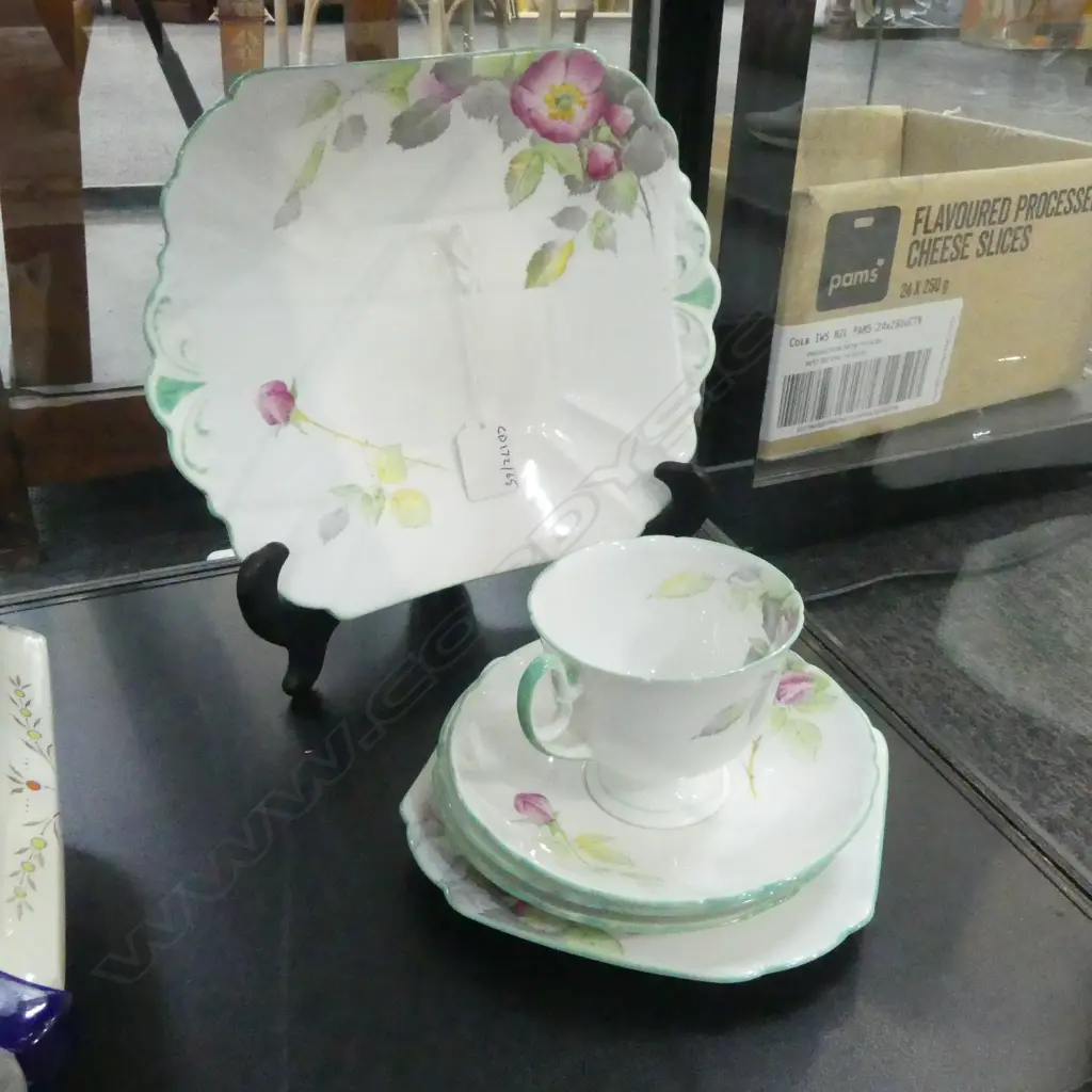 SHELLEY CHINA CAKE PLATE CSP & 2 SAUCERS FLORAL DESIGN Image 1++