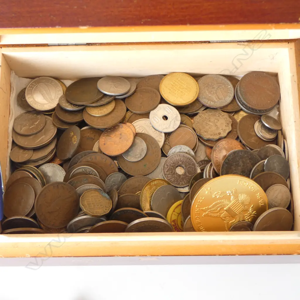 WORLD COIN COLLECTION, BOXED Image 1++