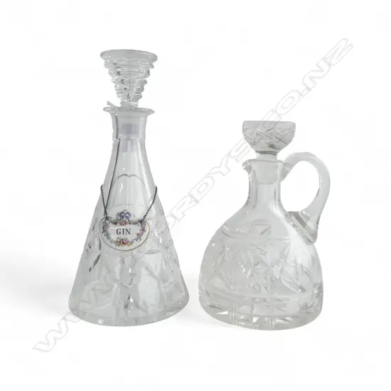 CRYSTAL DECANTER H.275mm w. GIN LABEL + JUG