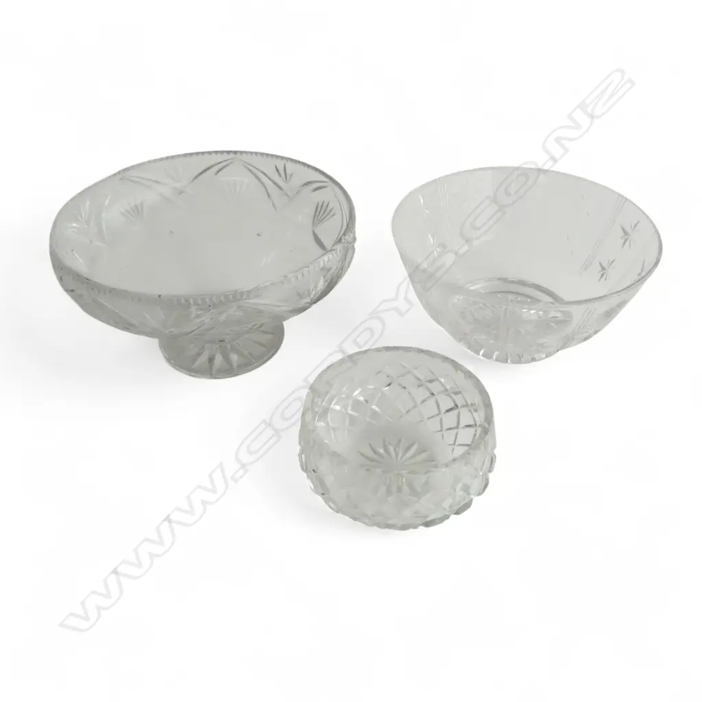 3 VARIOUS CUT CRYSTAL BOWLS lgest w pedestal base Dia.225mm Image 1++