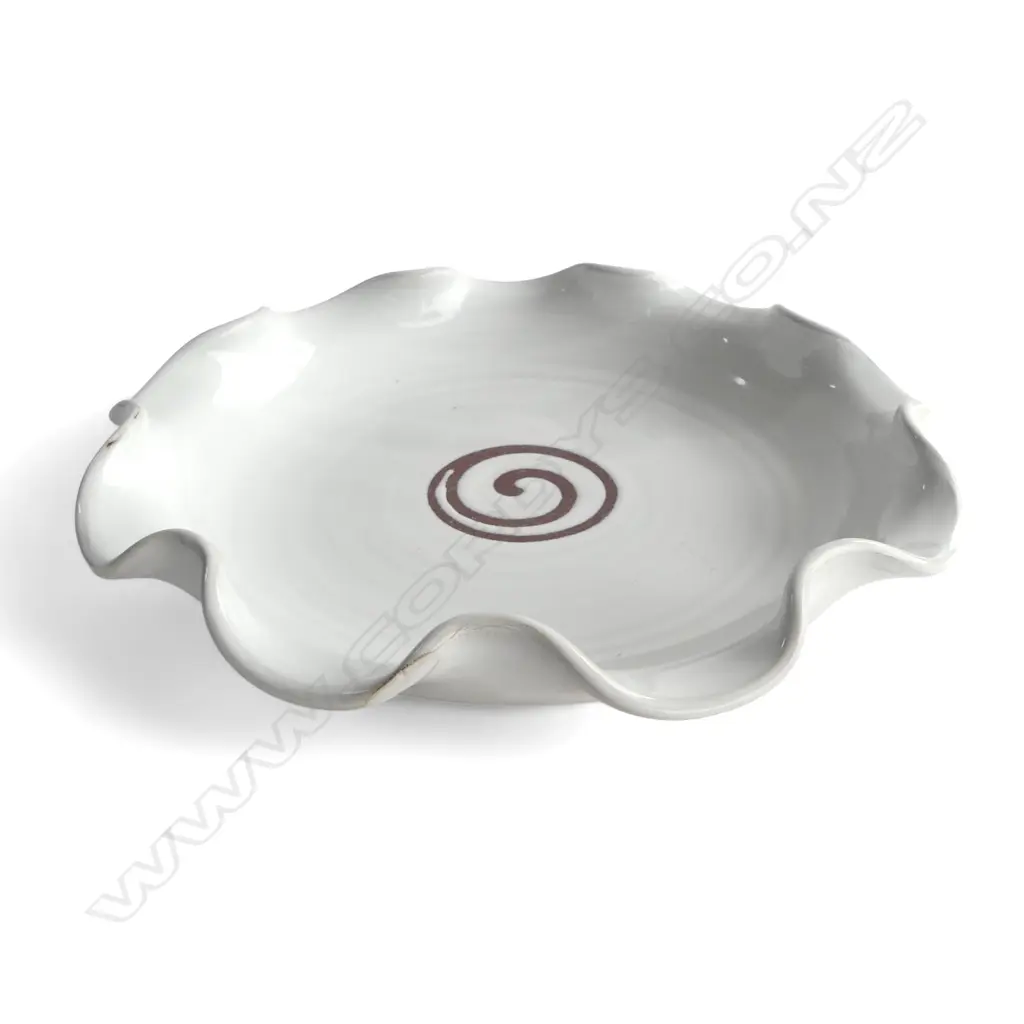 STEPHEN PEARCE CURLY POTTERY PLATE, DIA.280MM Image 1++