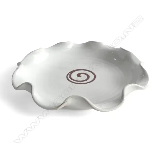 STEPHEN PEARCE CURLY POTTERY PLATE, DIA.280MM