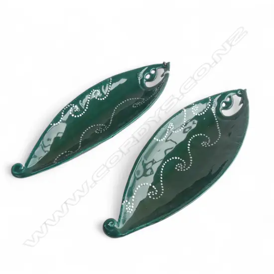 2 GREEN KORO DESIGN KEUM SUN LEE DISHES, L.250mm