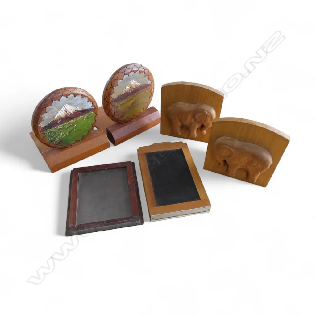 2 PRS BOOKENDS H.150mm; TARANAKI & ELEPHANTS Image 1++