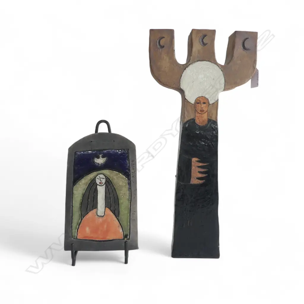 2 PCES N.Z. STUDIO POTTERY by BRETT A'COURT; WALLHANGING H.220mm + CANDELABRA H.400mm w. receipt Image 1++