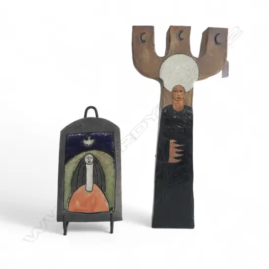 2 PCES N.Z. STUDIO POTTERY by BRETT A'COURT; WALLHANGING H.220mm + CANDELABRA H.400mm w. receipt