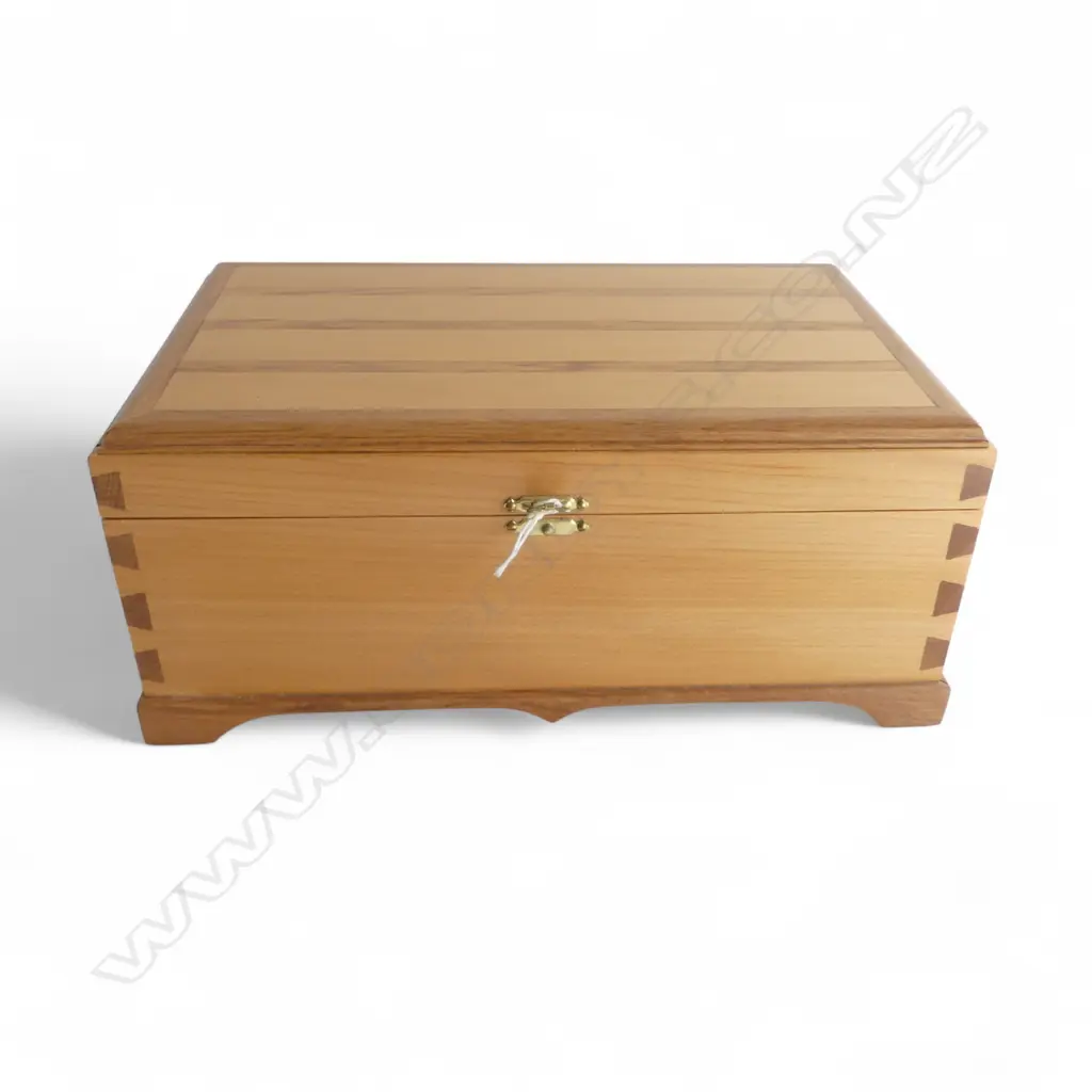 HANDMADE HEART KAURI & RIMU TRIM BOX DOVETAILED AND INTERIOR VELVET LINED 270x175x115mm Image 1++