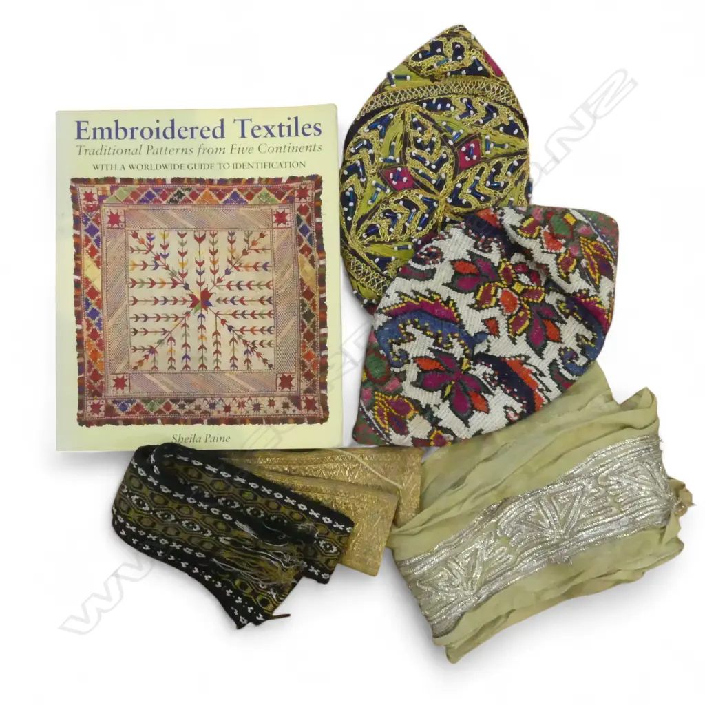 VINTAGE EMBROIDERED BRAIDS & HATS ETC + REFERENCE BOOK Image 1++