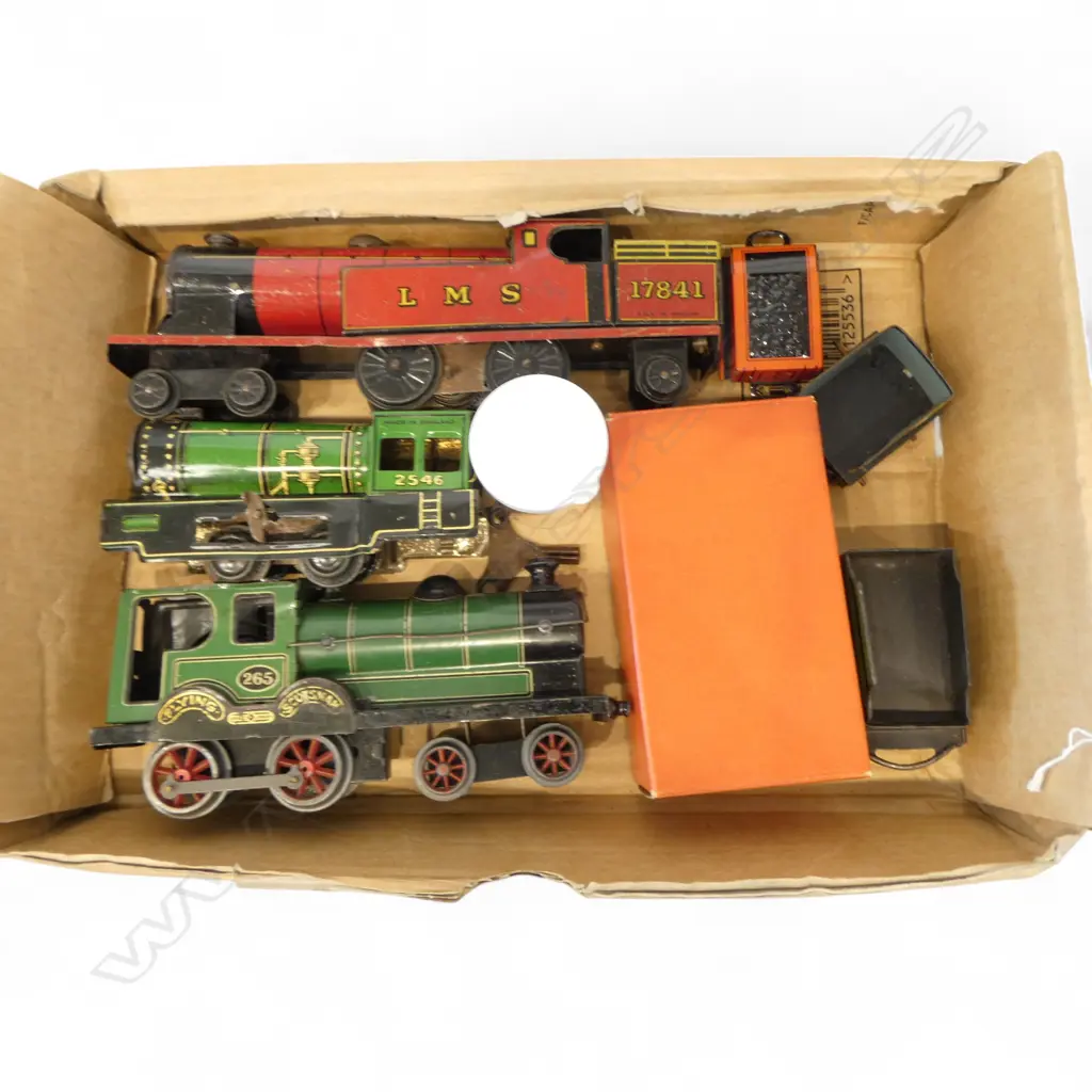 3 O GAUGE CLOCKWORK ENGINES TENDERS & BOXED CARRIAGE Image 1++