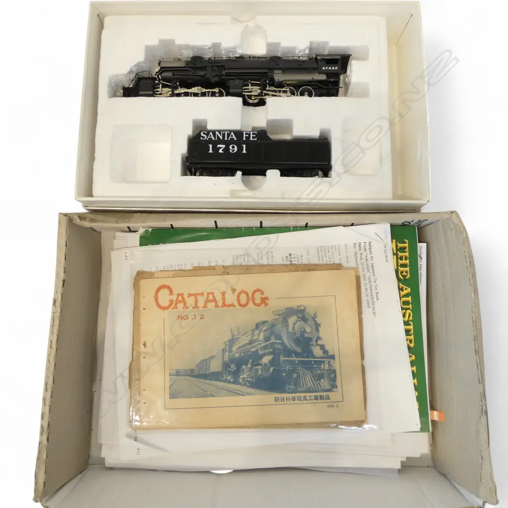 HO GAUGE SANTA FE ENGINE & TENDER WITH CATALOGUES Image 1++