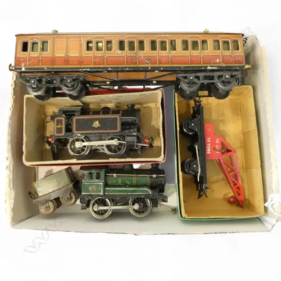 HORNBY O GAUGE CLOCKWORK ENGINE NO82011 ANOTHER ENGINE AF & 2 CARRIAGES