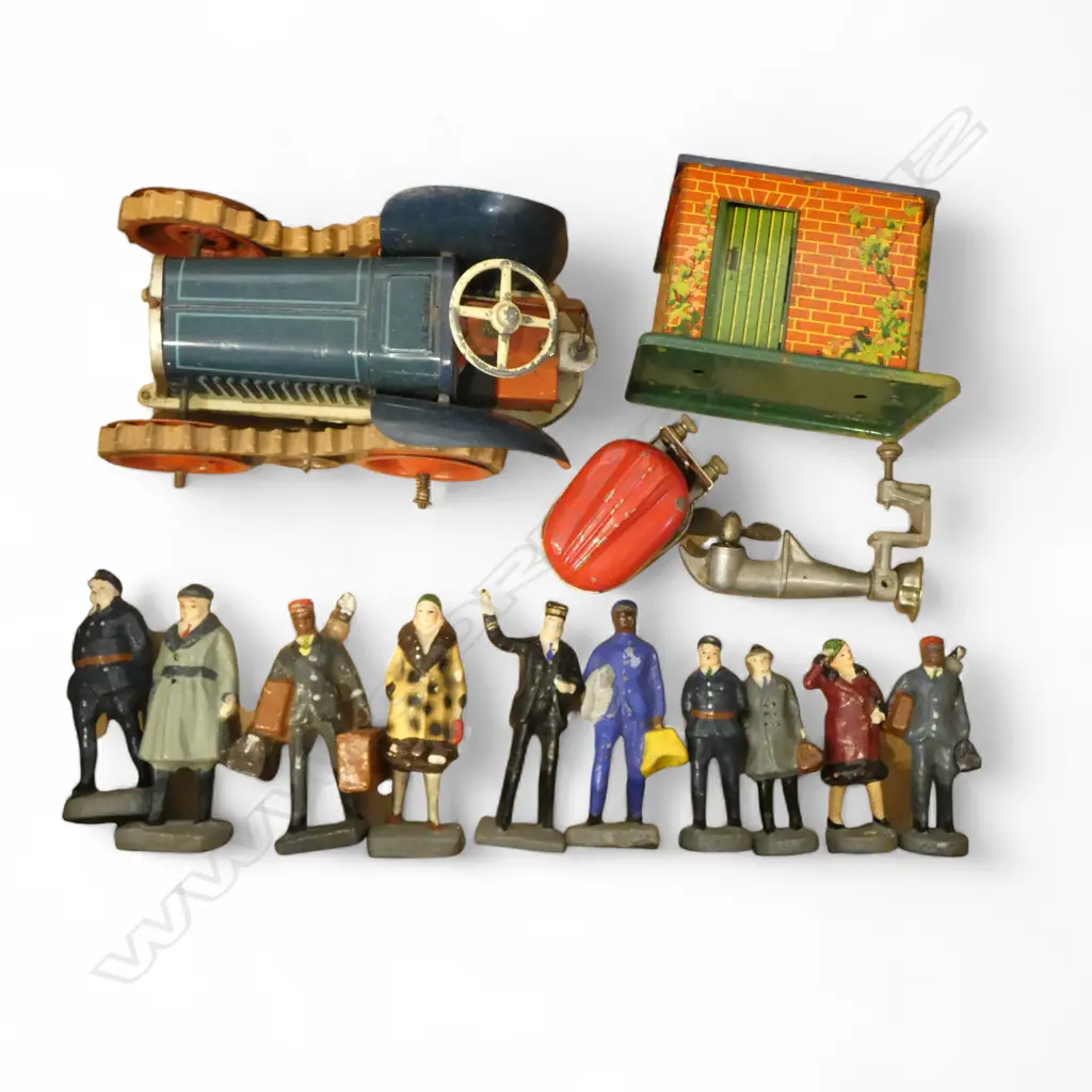 GESCHA VINTAGE TIN TOY TRACTOR L150MM JAPANESE ELECTRIC OUTBOARD MOTOR TIN SHED & 10 MODEL FIGURES Image 1++