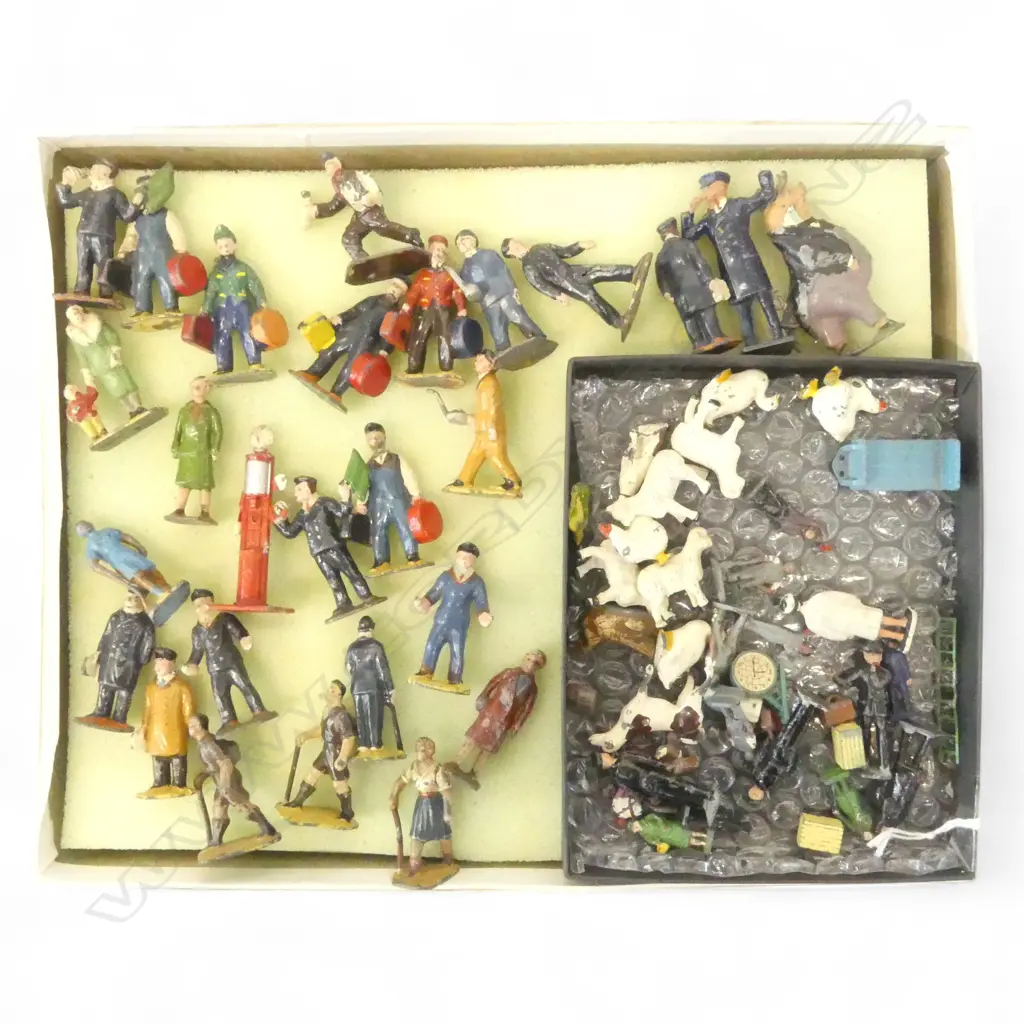 TRAY OF LEAD FIGURES & ANIMALS AVERAGE H40MM Image 1++
