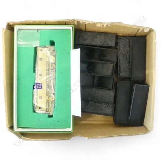 MINT & BOXED ELECTRIC TRAIN ENGINE & 10 VIRGINIAN CARRIAGES