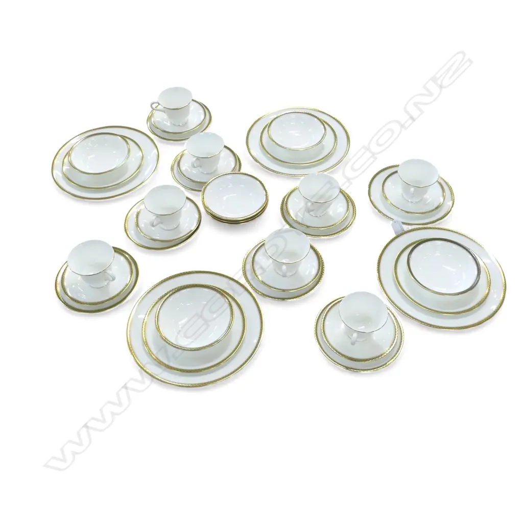 WEDGWOOD 'CHESTER' PART DINNER SERVICE Image 1++