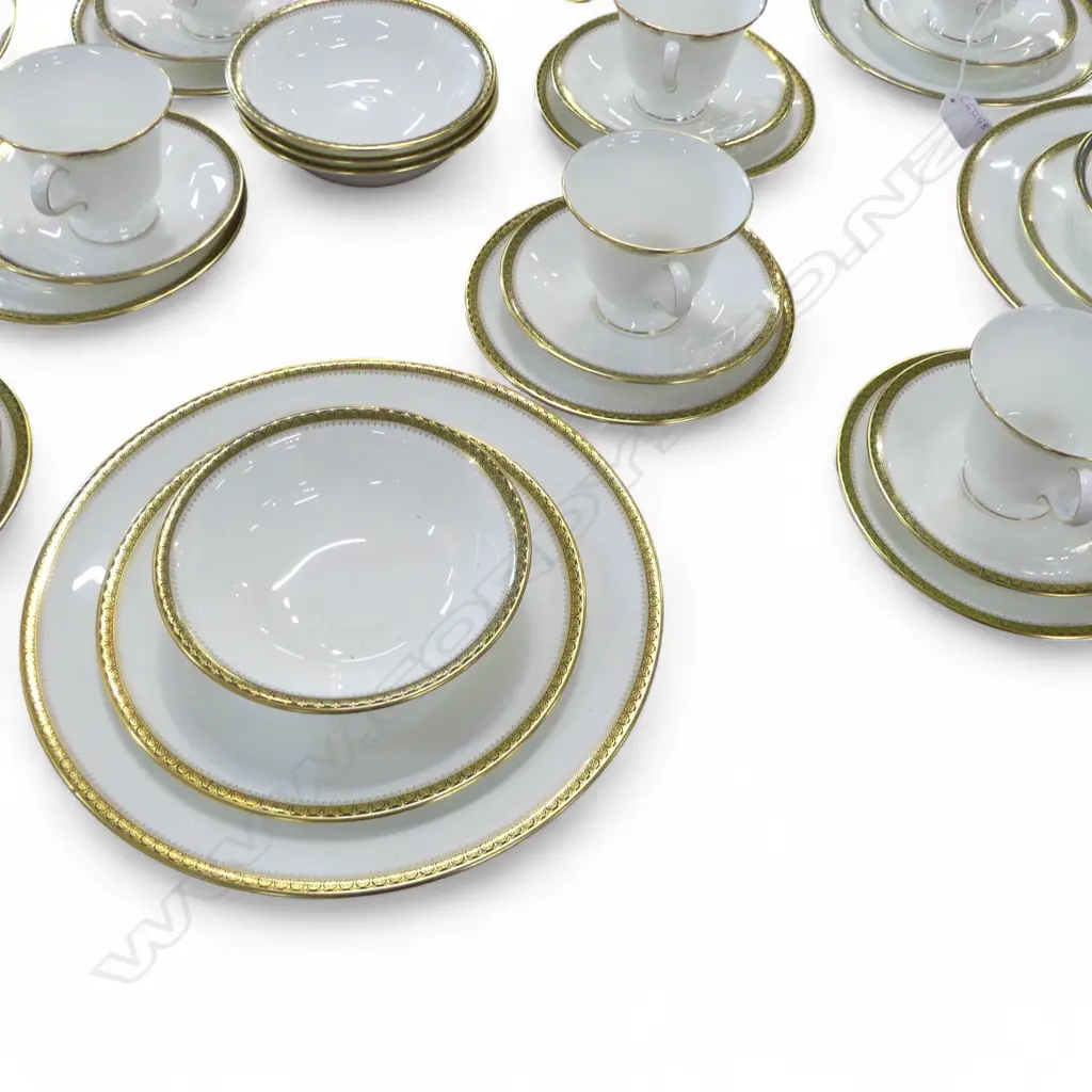 WEDGWOOD 'CHESTER' PART DINNER SERVICE Image 1++