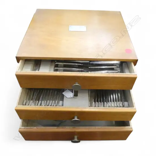 A DUTCH GERO ZILVER BOXED 6 PCE CUTLERY SET WITH SERVING SPOONS LADLE CARVING KNIFE AND FORK AND KNIFE SHARPENER