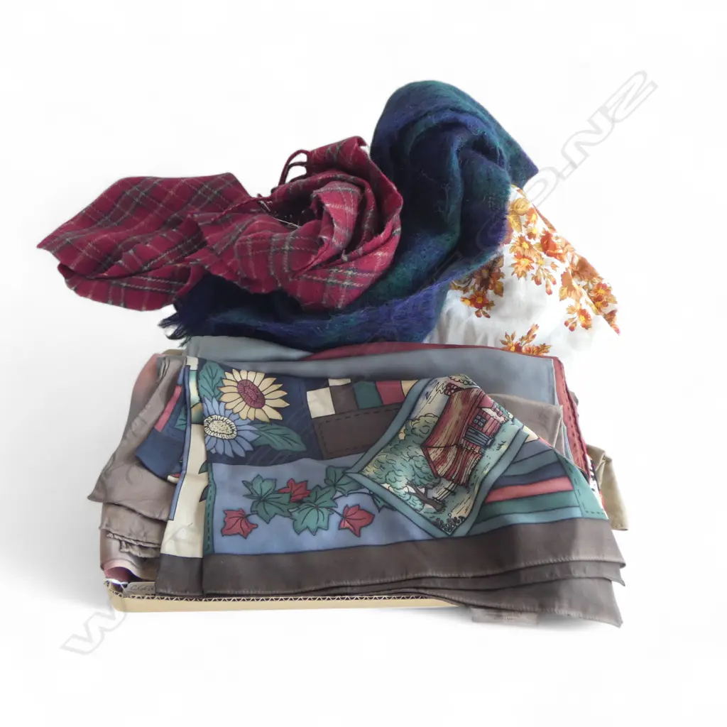 LGE COLLECTION 18 VINTAGE SILK SCARVES + 3 OTHER SCARVES Image 1++