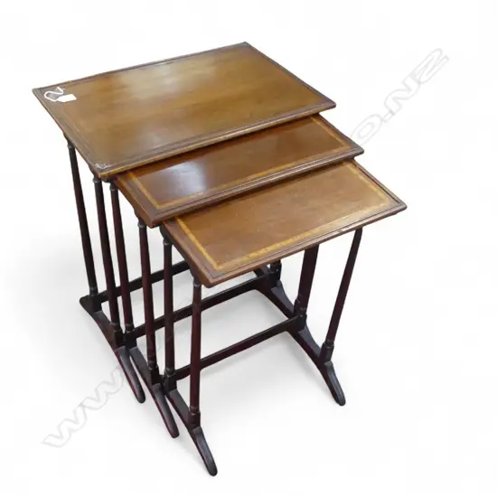 SET OF 3 NESTING TABLES W.560mm