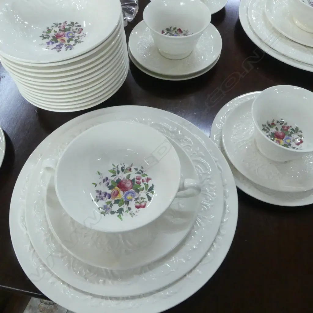 WEDGWOOD PATRICIAN SWANSEA DINNER SERVICE Image 1++