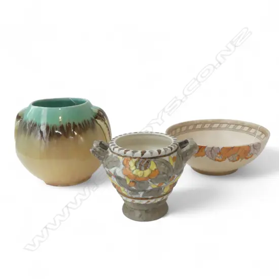 2 PCES DUCAL WARE + BAKEWELLS 'NEWSTONE' VASE H.180mm