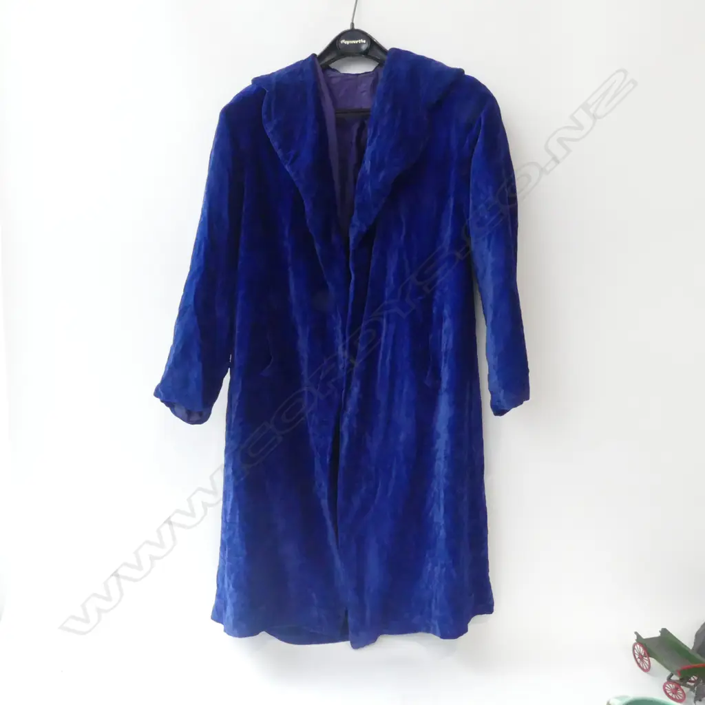 VINTAGE BLUE VELVET FULL LENGTH COAT  Image 1++