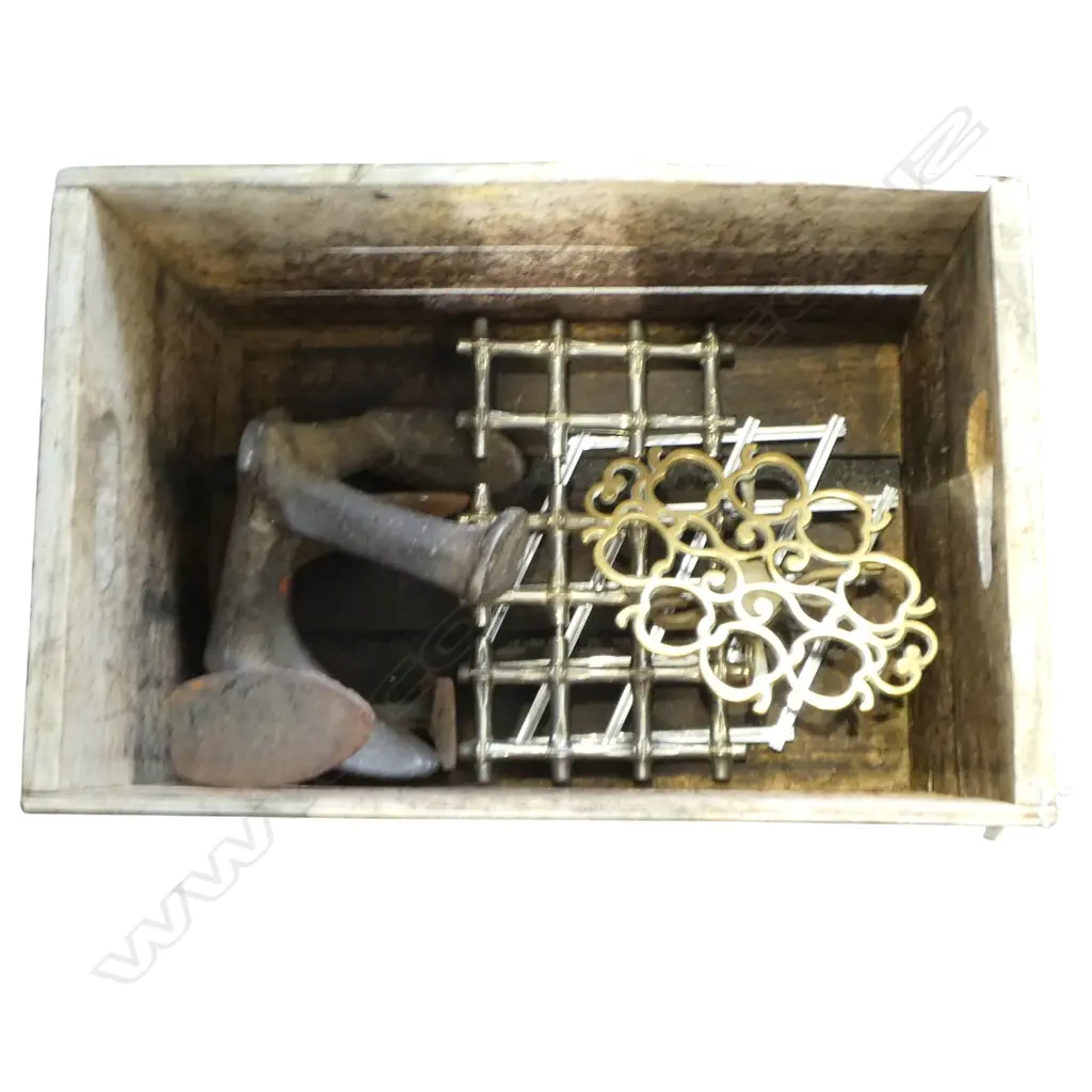 WOODEN CRATE w. 3 TRIVETS & 2 COBBLER SHOE LASTS Image 1++