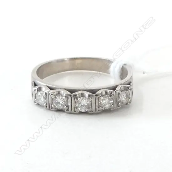 18ct WHITE GOLD &  5 STONE DIAMOND RING 2.78gms SIZE K