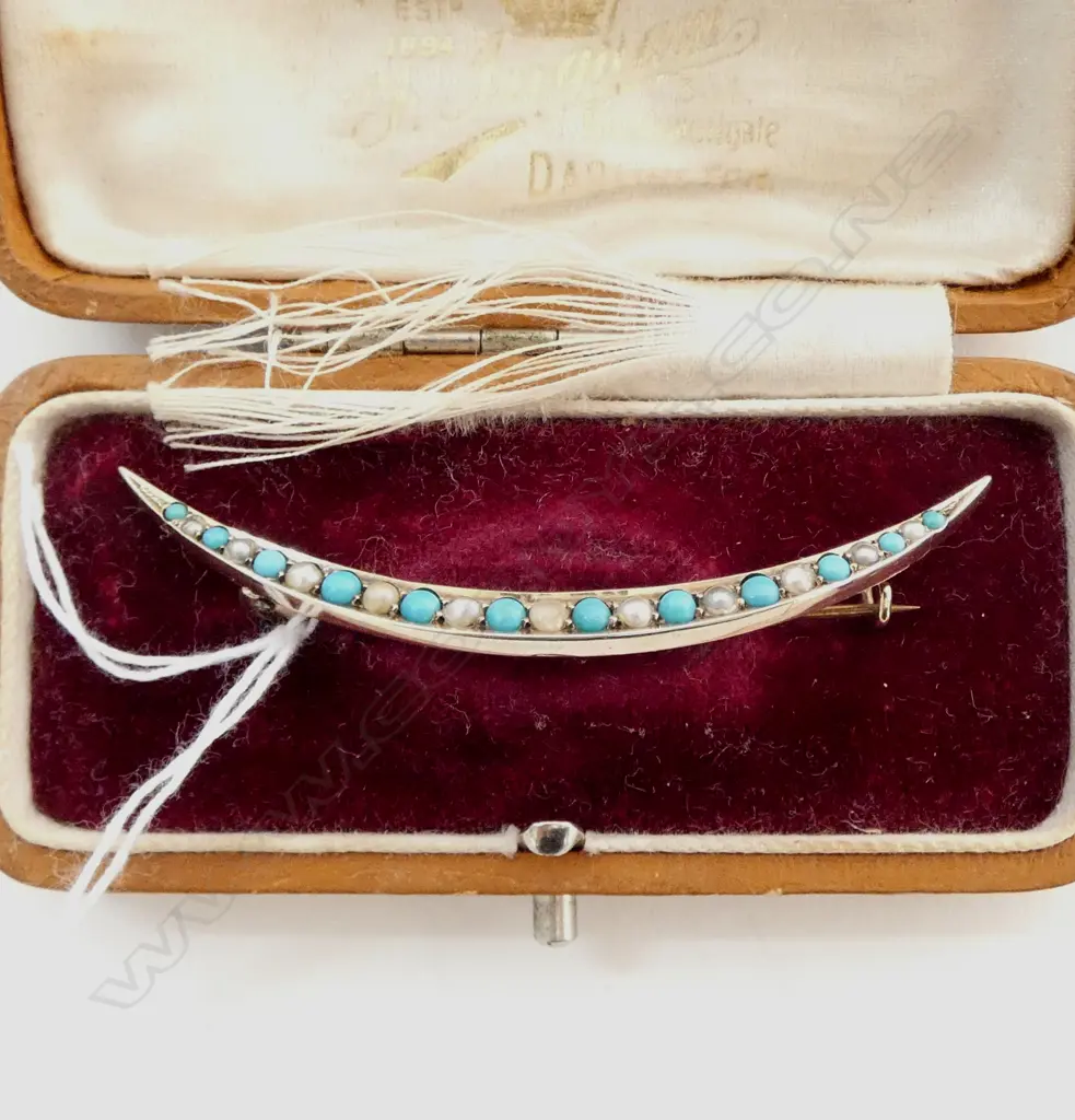 9ct SEED PEARL & TURQUOISE 1/2 CRESENT SHAPE BROOCH with box 5.5cm long 2.2 gms Image 1++