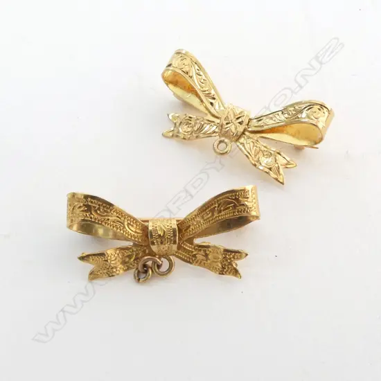 2x  18CT Y/GOLD BOW DESIGN BROOCHES (Hand Engraved)  4.6gms