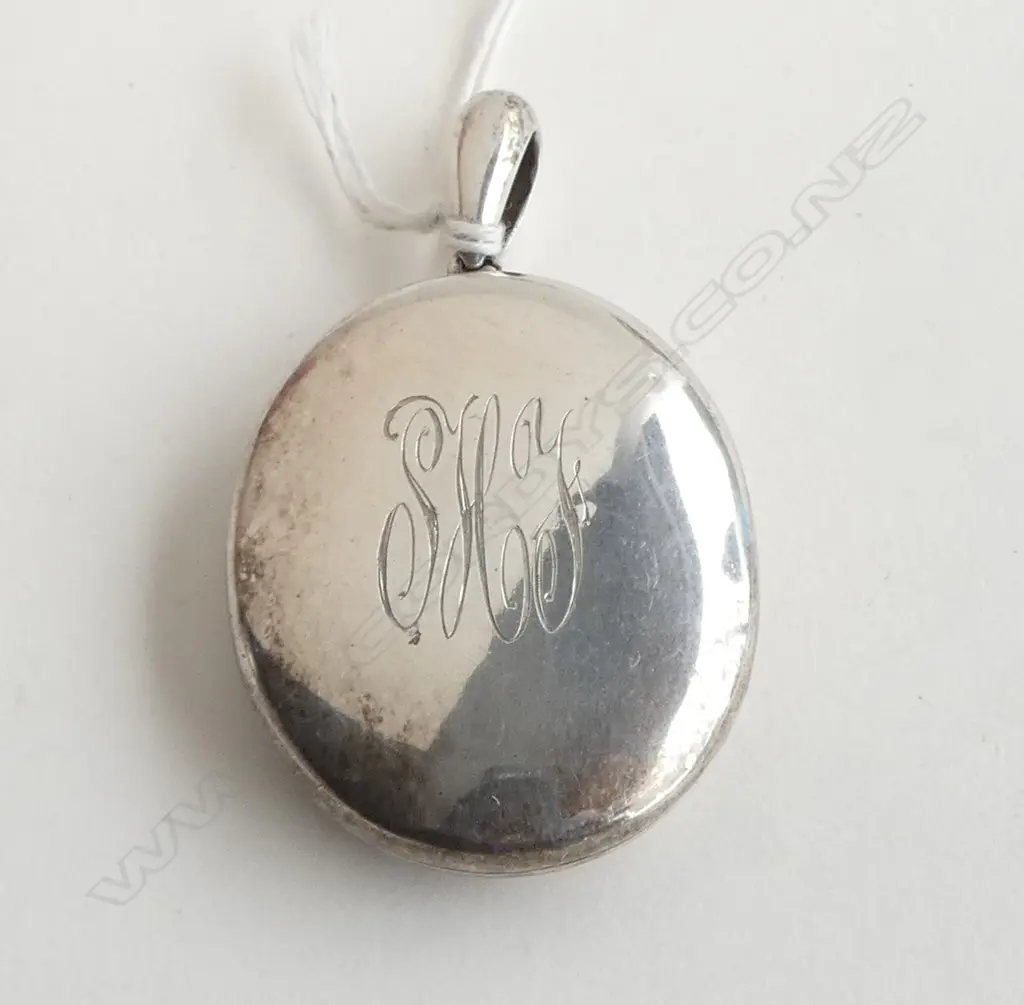 LGE c1900 SILVER PENDANT LOCKET 28gms Image 1++