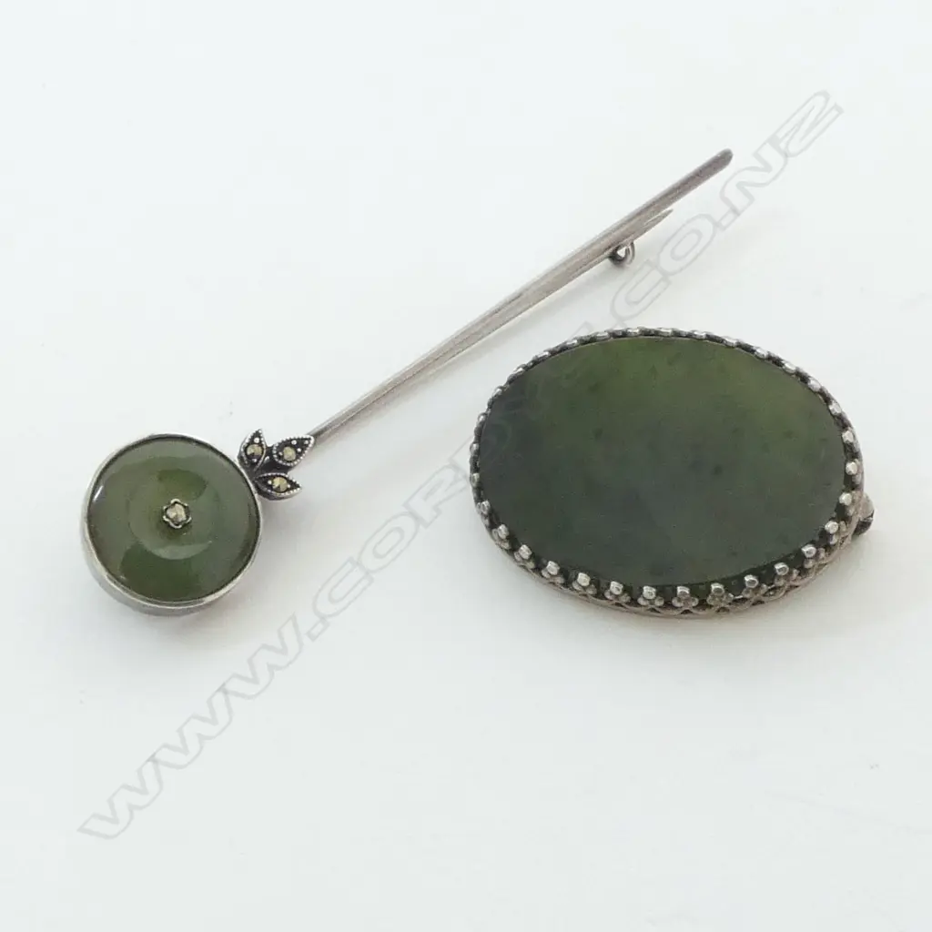 2 SILVER & POUNAMU BROOCHES Image 1++