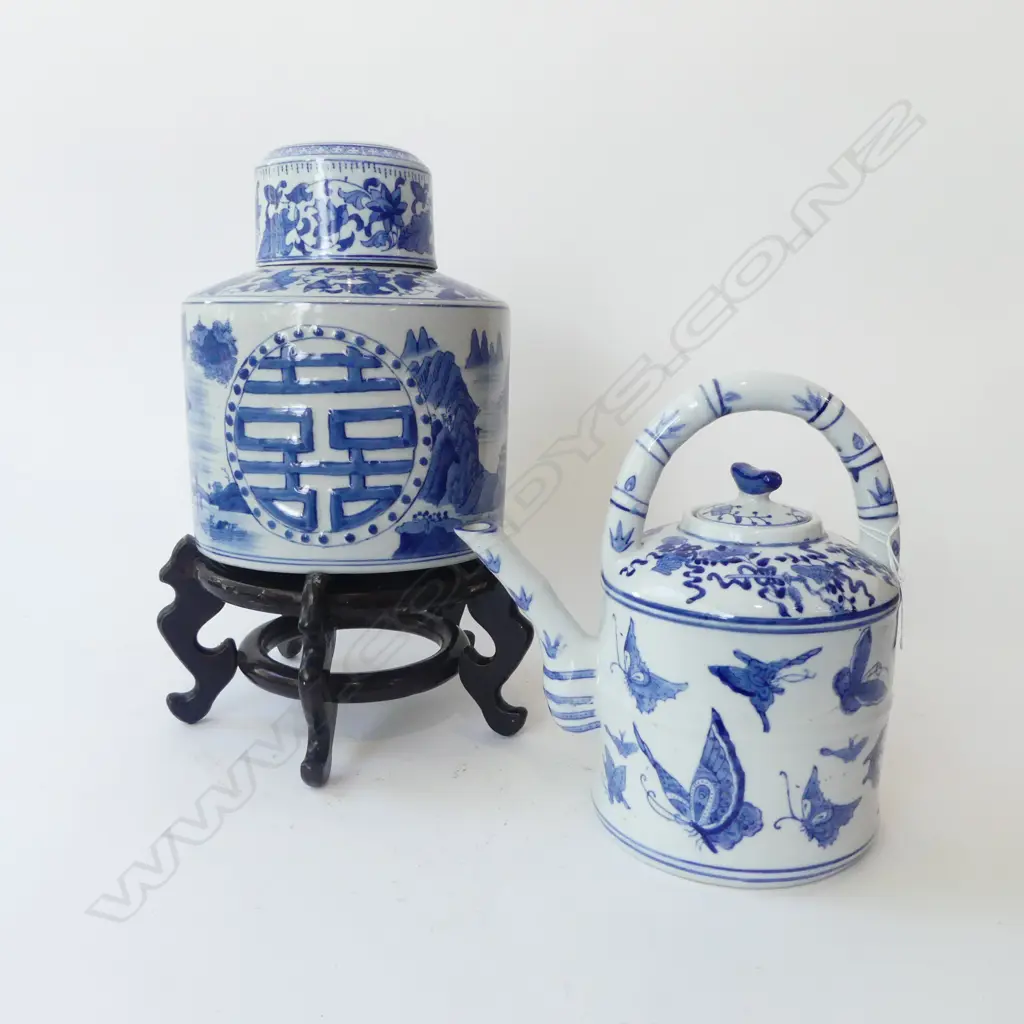 CHINESE B/W LIDDED CONTAINER ON STAND H.370mm + TEAPOT Image 1++