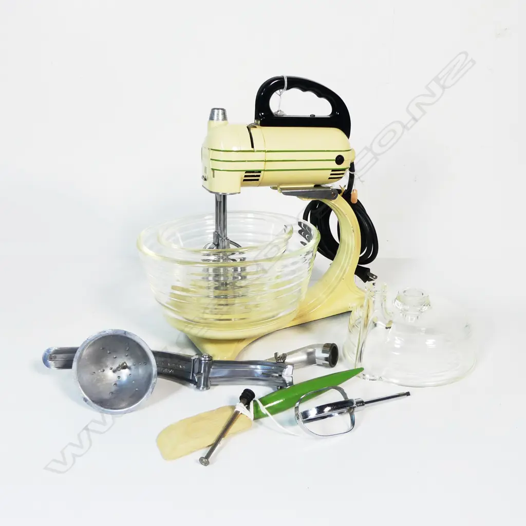(2956) VINTAGE GENERAL ELECTRIC MIXER SET w. OTHER G.E. KITCHENALIA H.340mm Image 1++