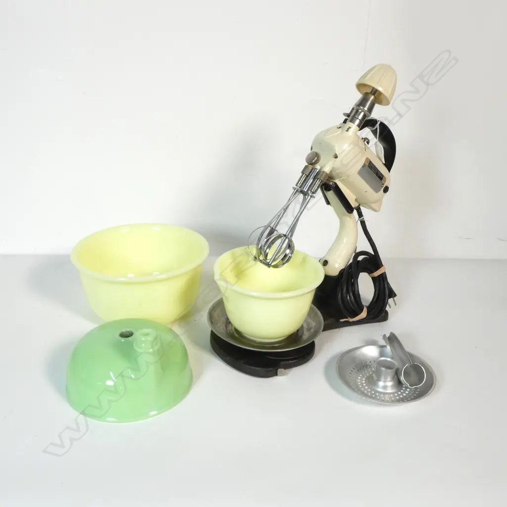 (2348) VINTAGE HAMILTON BEACH 'MODEL C' MIXER SET  Image 1++
