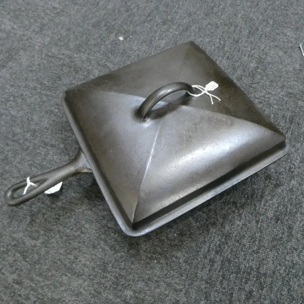 2215 VINTAGE CAST IRON SQUARE WAGNER WARE LIDDED CAMP OVEN L370MM Image 1++
