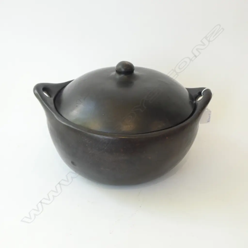 LA CHAMBA LIDDED CLAY POT 315mm dia Image 1++
